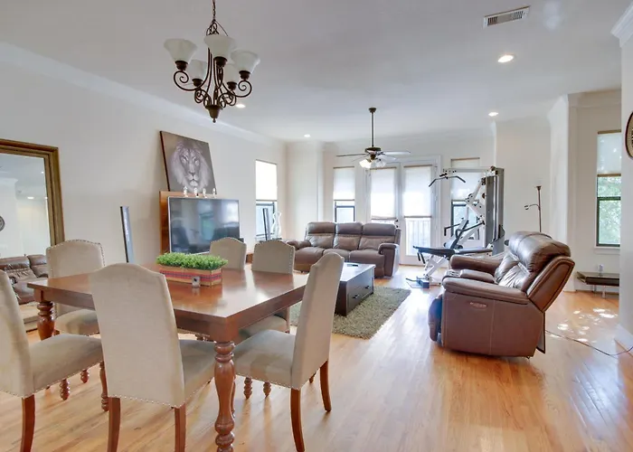 Pet-Friendly Houston Home About 7 Mi To Downtown!